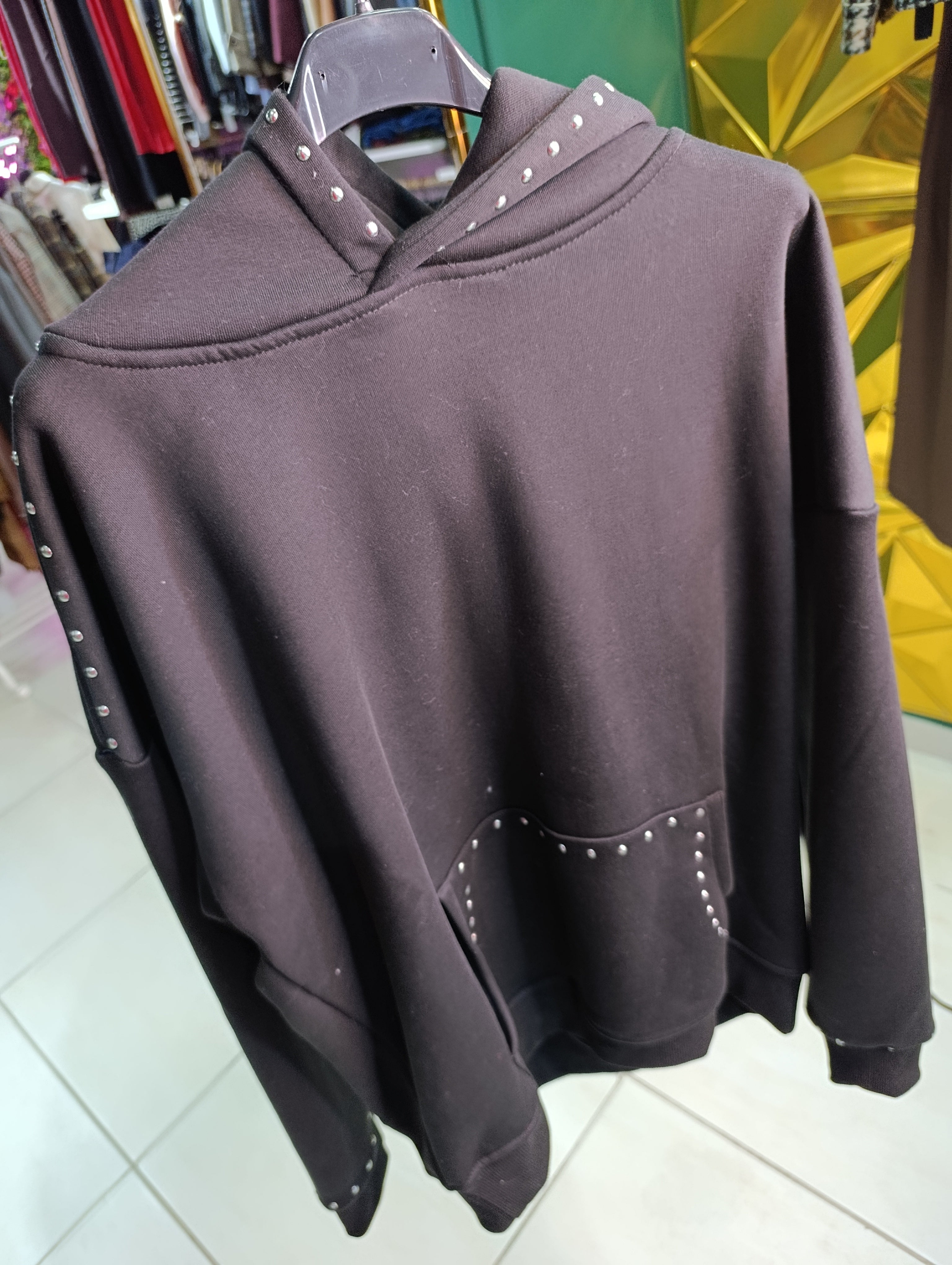 Felpa con borchie nera