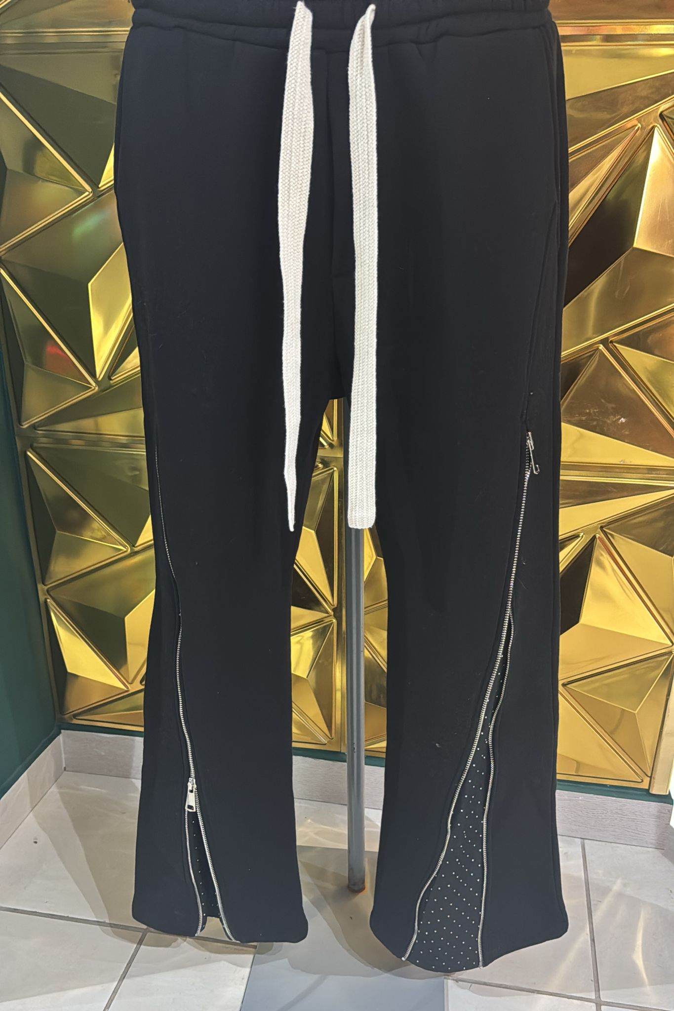 Pantalone tuta nero uomo con strass e cerniere