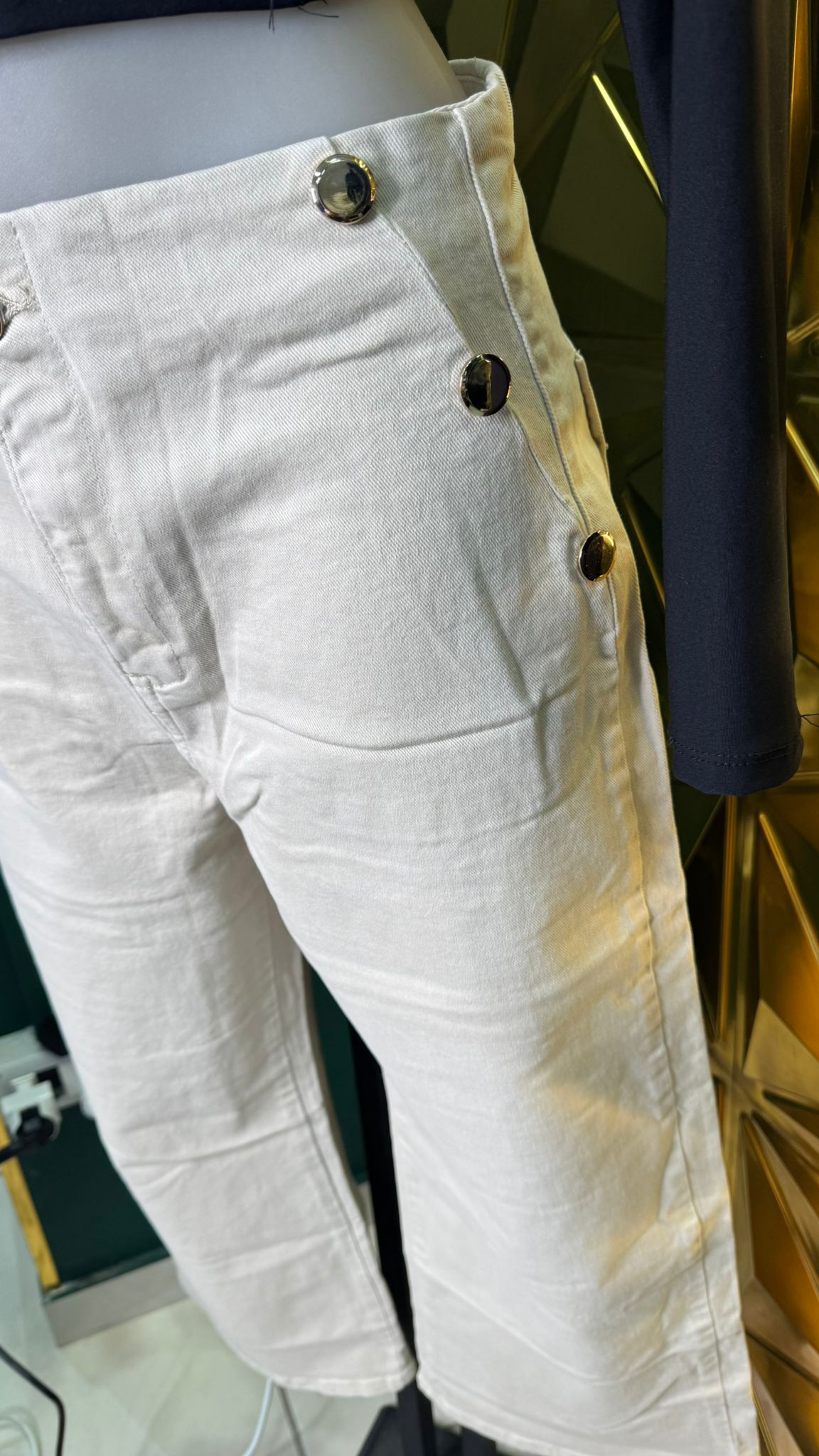 Jeans bianco bottoni oro