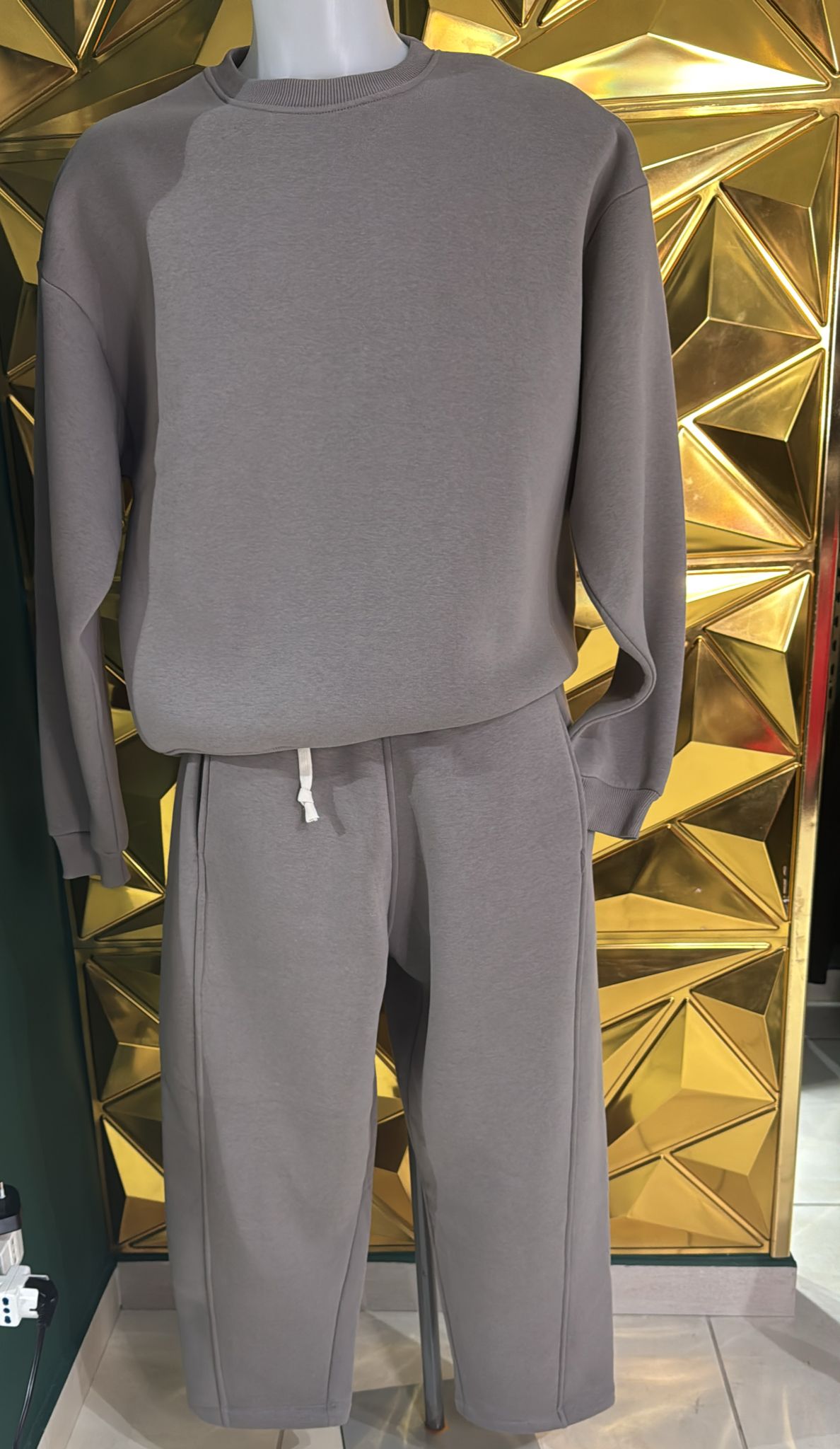 Tuta completa uomo fango fondo lardo