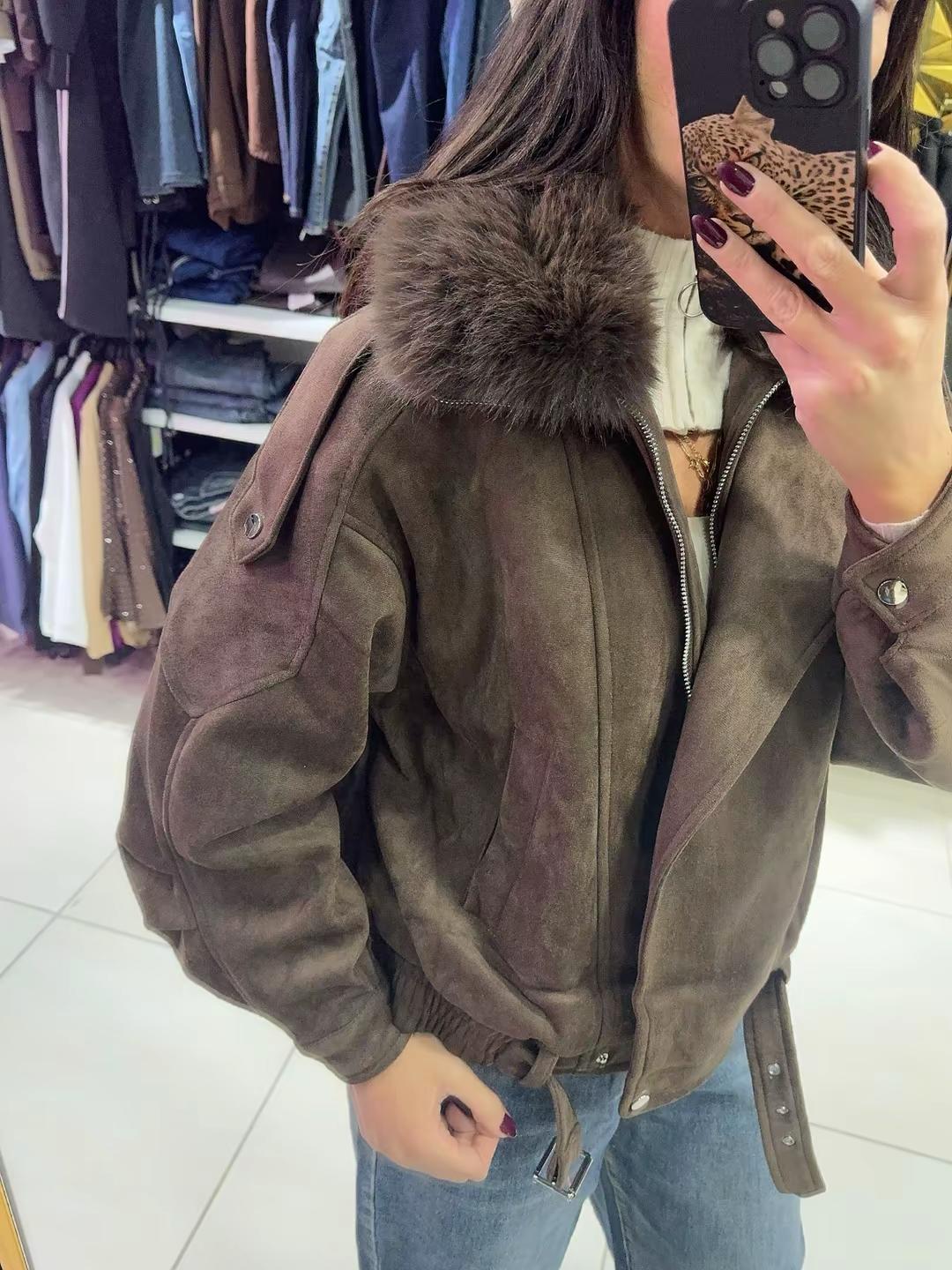 Montone con collo in pelliccia