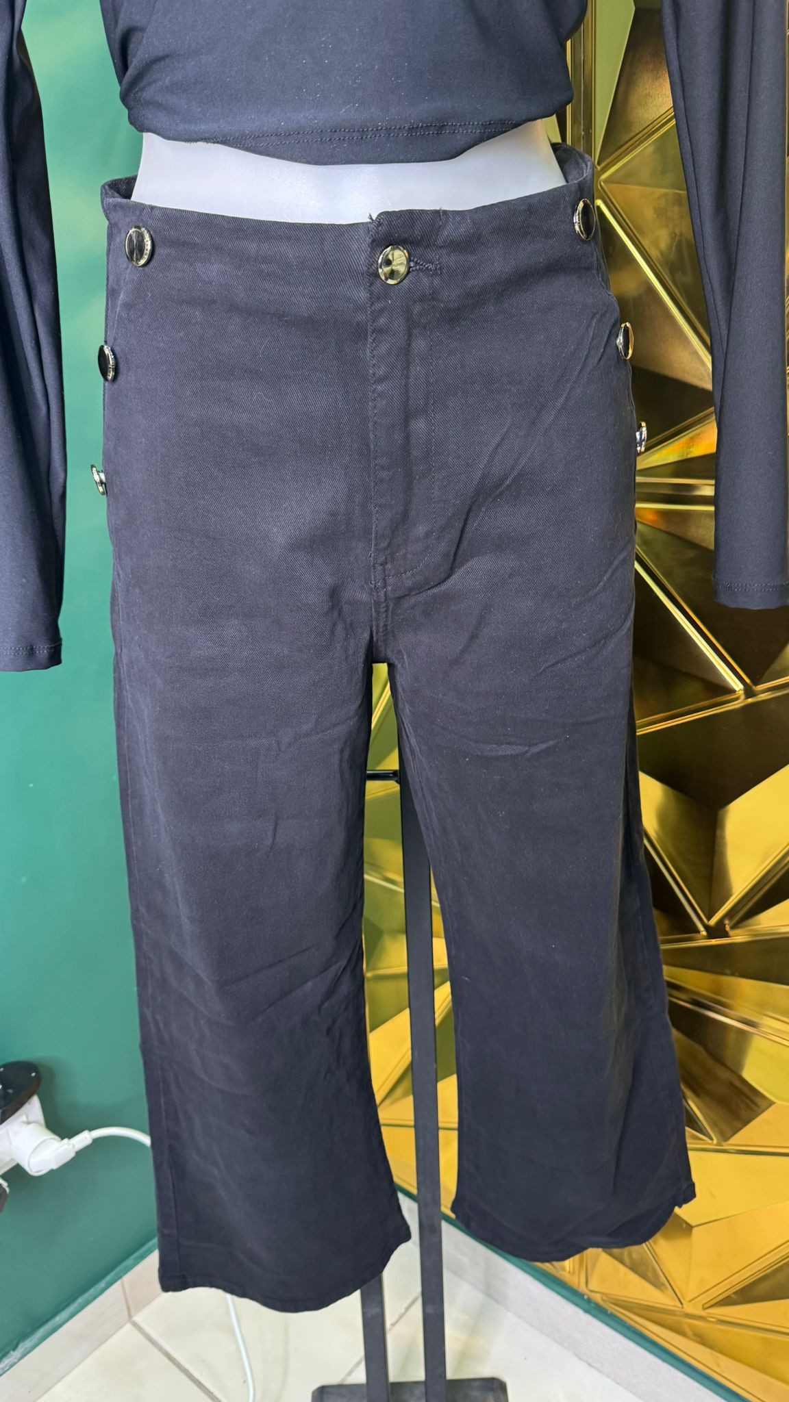 Jeans black con bottoni oro